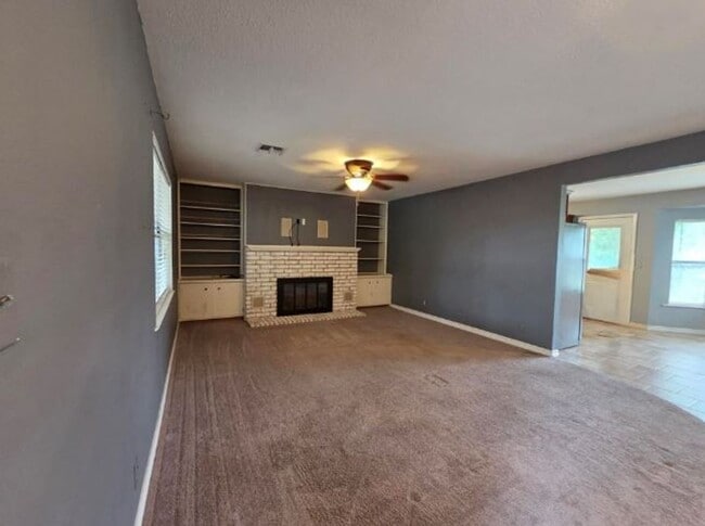 Building Photo - FOR LEASE!!