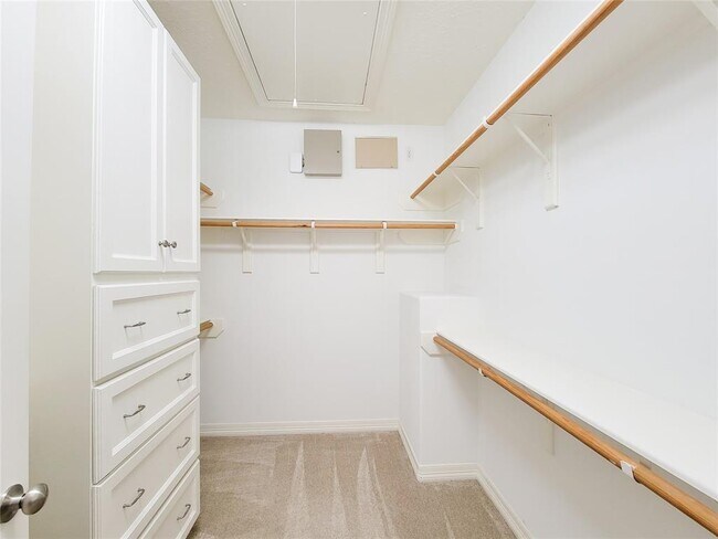 Building Photo - 884 Detering St