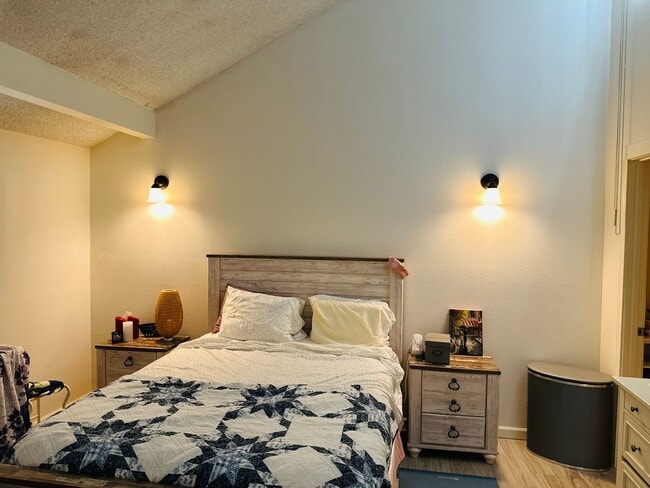 Building Photo - Charming & Cozy Condo