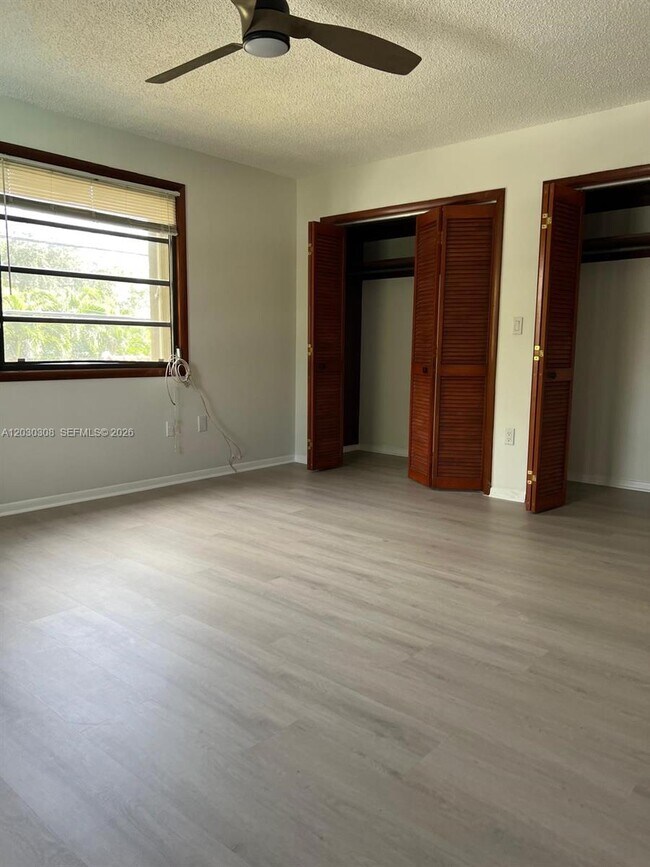 Building Photo - 321 SW 71st Ave