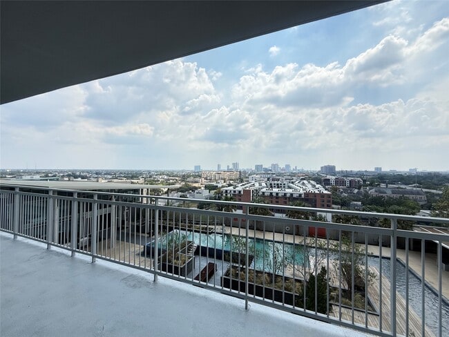 Building Photo - 3300 Main St