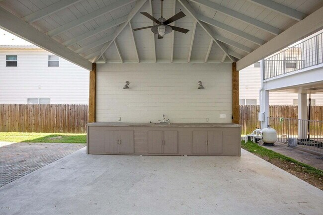 Building Photo - Great Biloxi 2/2 close to the beach!