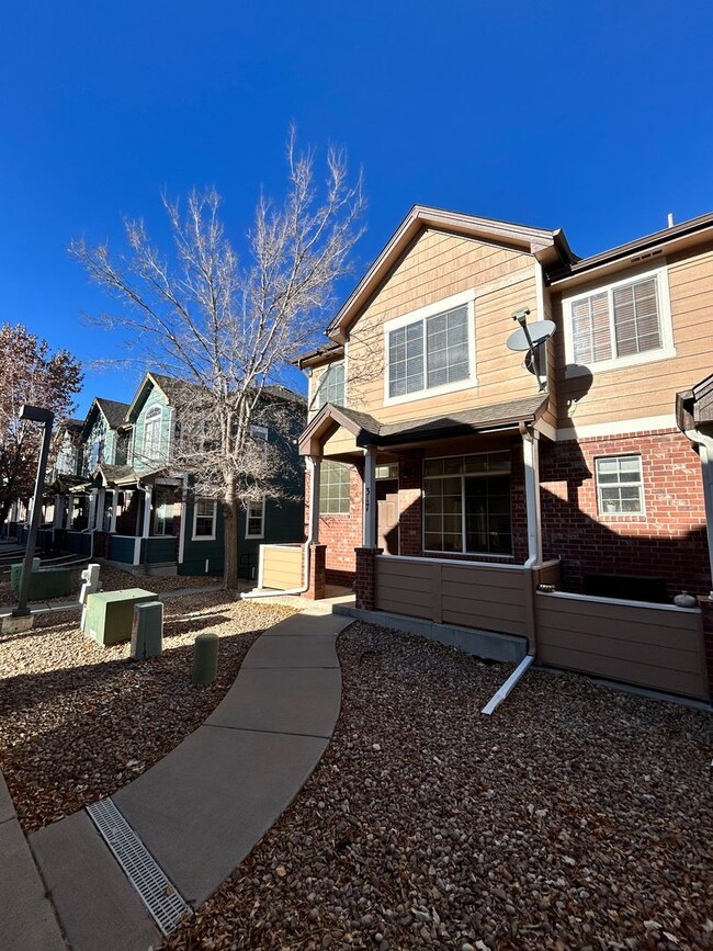 Building Photo - 2BR End Unit Townhome in Rock Creek