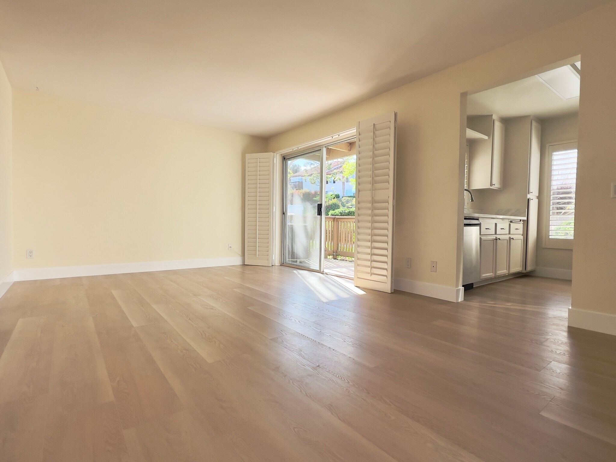 Building Photo - 858 S Rancho Santa Fe Rd