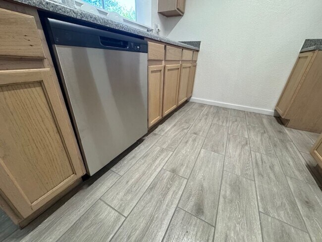 Building Photo - Nice One Story 3 Bedroom 2 Bath Home Backi...