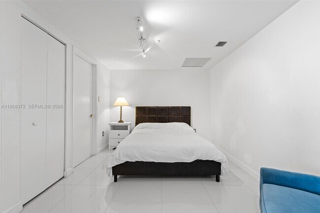 Building Photo - 495 Brickell Ave