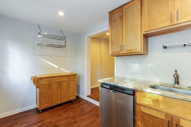 Building Photo - 551 Summit St