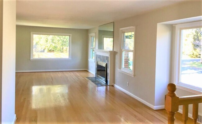 Building Photo - 4 bedroom in Seattle WA 98103
