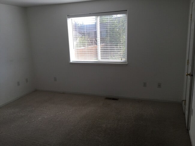 Building Photo - NE 3 Bdrm, 2 Bath, Gas Heat/Fireplace, Newer Carpet & Paint, Corner lot, Fenced Yard, DBL Garage