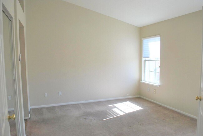 Building Photo - Sharp & Contemporary Townhouse in Beautiful Danville!