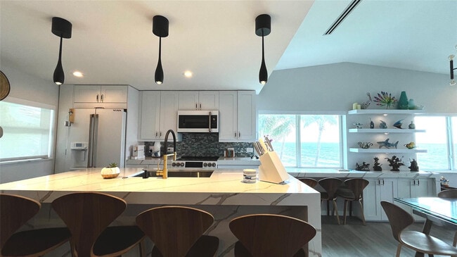 Building Photo - 1041 Hillsboro Mile