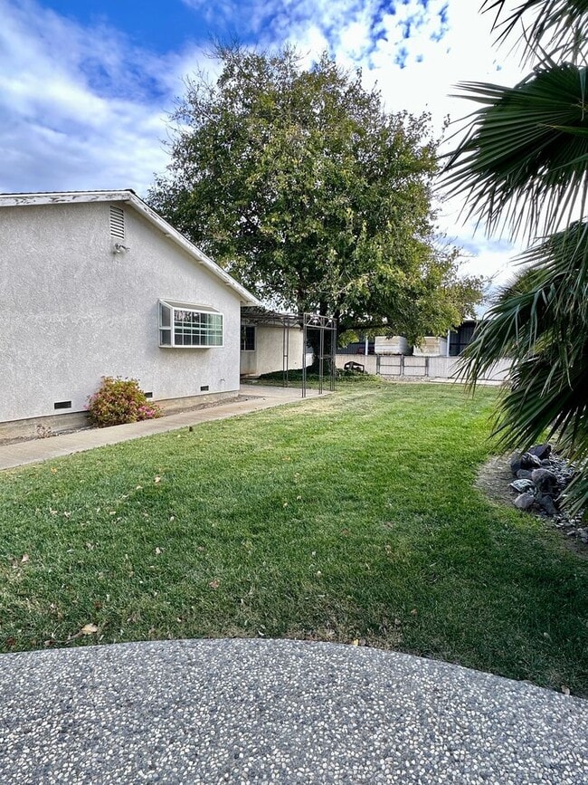Building Photo - Beautiful Country Home! With Bonus Office/Den Room