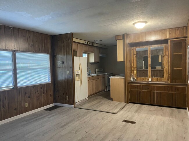 Building Photo - 3bed/2bath mobile home with private gate, ...