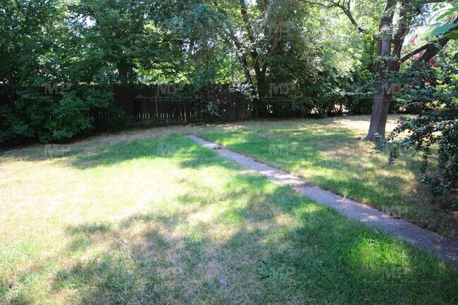 Building Photo - 1024 Glenmoor Dr