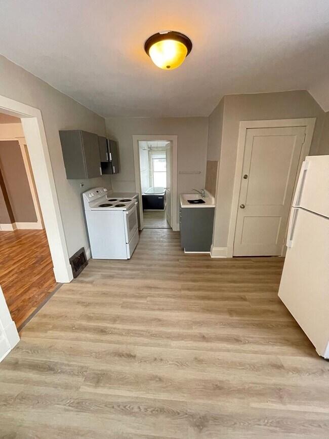 Building Photo - 606 N 60th Ave W