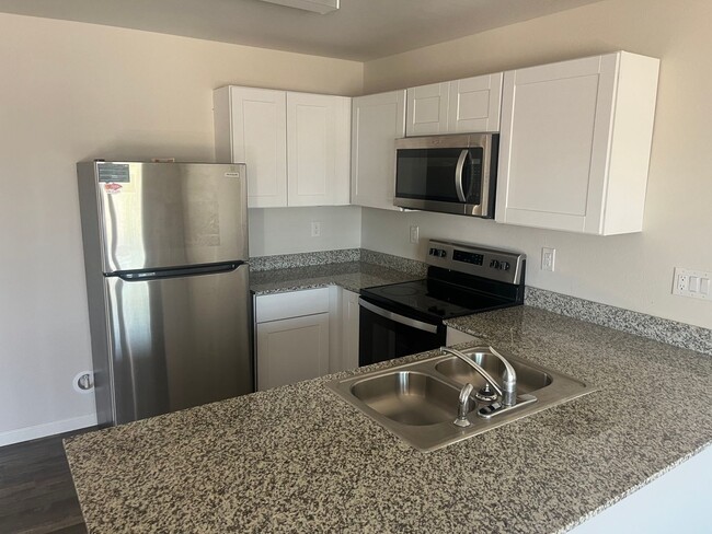 Building Photo - 2 weeks free rent with approved applicatio...