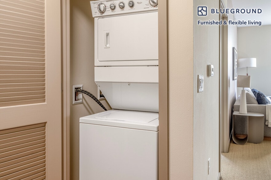 Building Photo - 7011 Sunne Ln