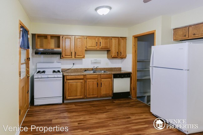 Building Photo - 171 E 12th Ave