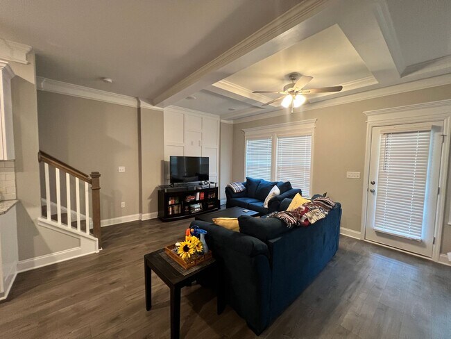 Building Photo - 3BR/2.5 BATH Townhome with Garage & Fenced...