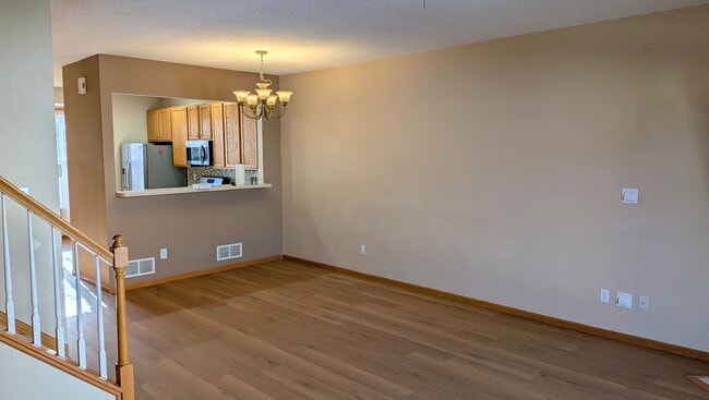 Building Photo - Amazing Apple Valley Townhome 4bd 3.5 Bath!!!