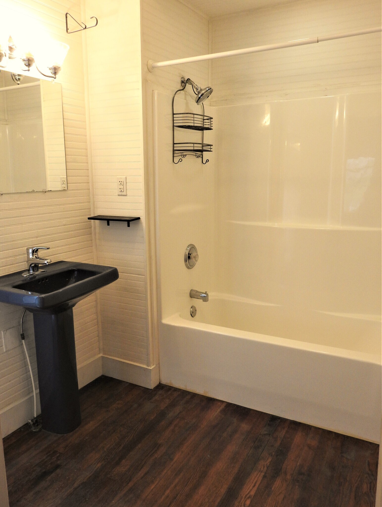 Primary bath includes pedestal sink and combo tub/shower. - 3230 PARK AVE