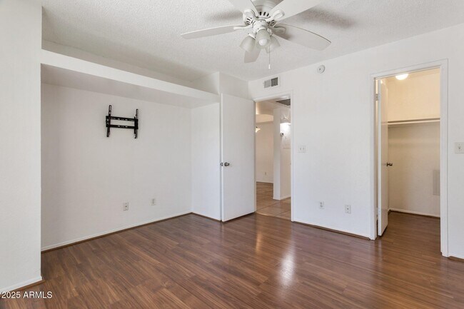 Building Photo - 4850 E Desert Cove Ave