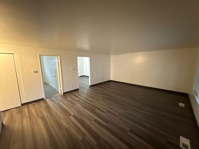 Building Photo - 848 Plymouth Dr NE