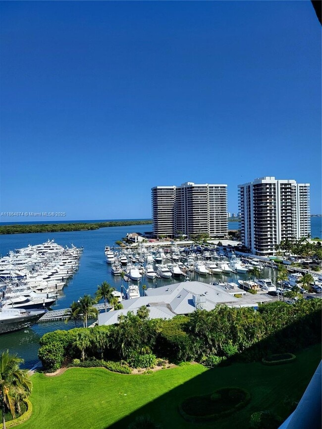 Building Photo - 124 Lakeshore Dr