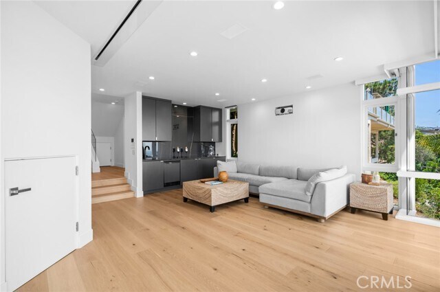 Building Photo - 1061 Skyline Dr