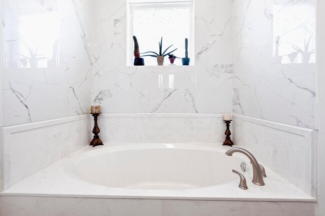 Building Photo - 1000 Stone Hill St