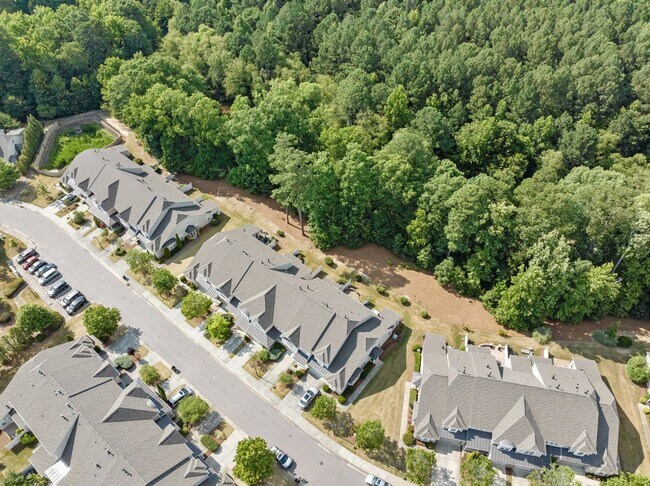 Building Photo - Gorgeous 3 Bedroom Townhome w/ Premium Finishes & Amenities - Pet Friendly!