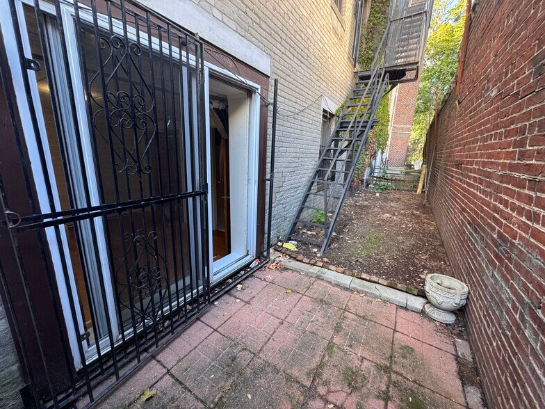 Building Photo - 384 Riverway