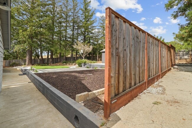 Building Photo - 789 Cañada Rd