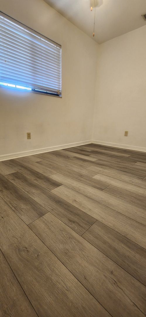 Building Photo - { ROCKWOOD VILLAS } 2/2 Town House Close t...