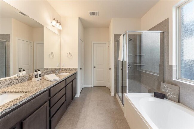 Building Photo - 141 Cres Heights Dr