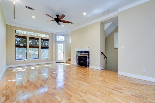 Building Photo - Modern 3 Bedroom // 3.5 Bathroom in the He...