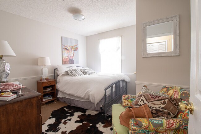 Building Photo - 223 Vintage Ave