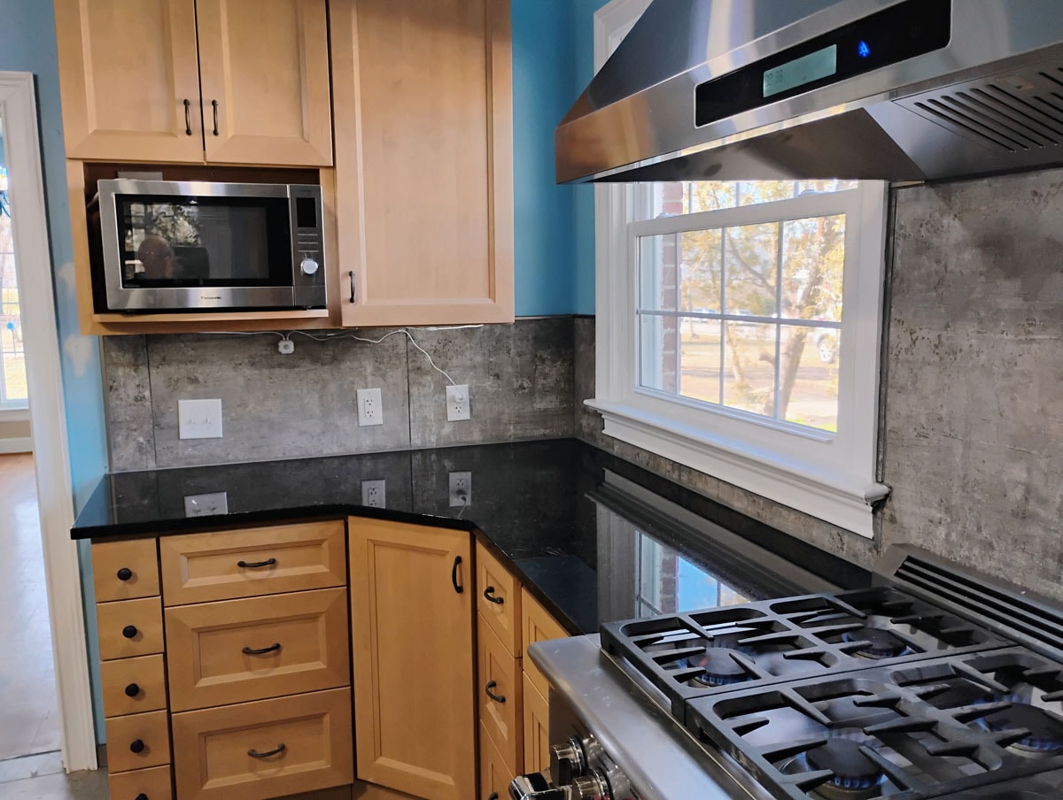 Granite countertops. - 821 S William St
