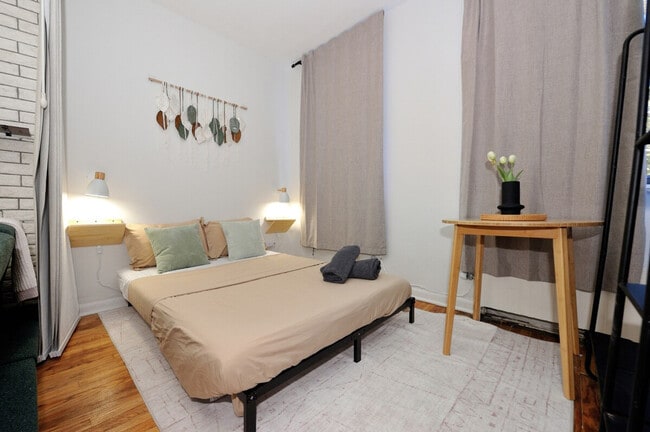 Building Photo - 388 W 38th St