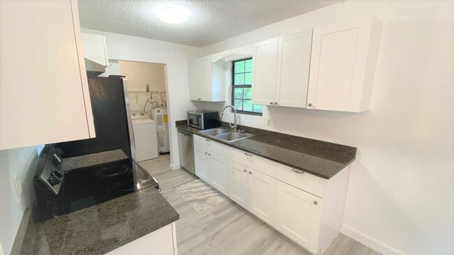 Building Photo - Updated 3/2 w/ Stainless Steel Appliances,...
