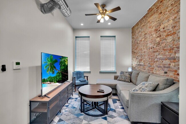 Building Photo - Furnished 2-Bedroom, 2-Bath Apartment near the Medical Campus