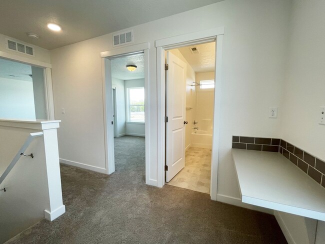 Building Photo - Bright and spacious 4 Bedroom 2.5 Bath hom...