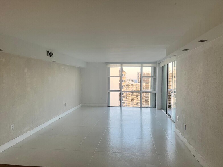 Building Photo - 3625 N Country Club Dr