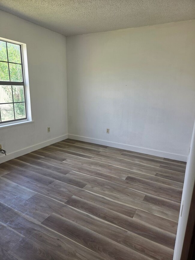 Building Photo - 1504 W Mann Ave