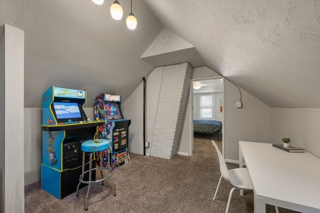 Building Photo - 340 E Clarence St