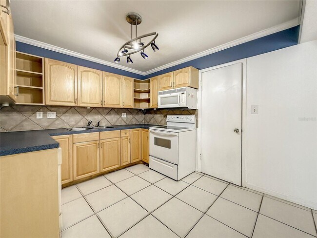 Building Photo - 3 Bedroom, 2.5 Bath home with upgraded kitchen, close to beaches, restaurants, and downtown!!