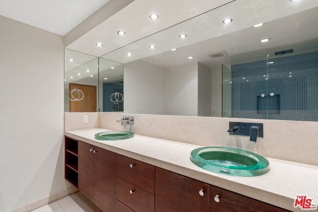 Building Photo - 8614 Hollywood Blvd