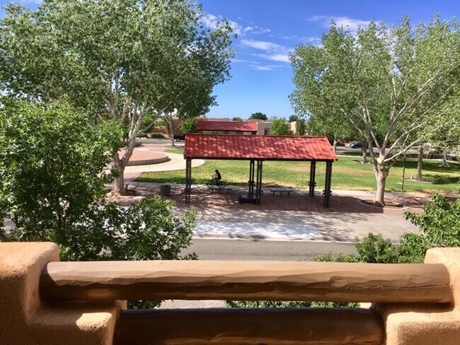 Building Photo - Beautiful Fully Furnished 2 Bedroom Townho...