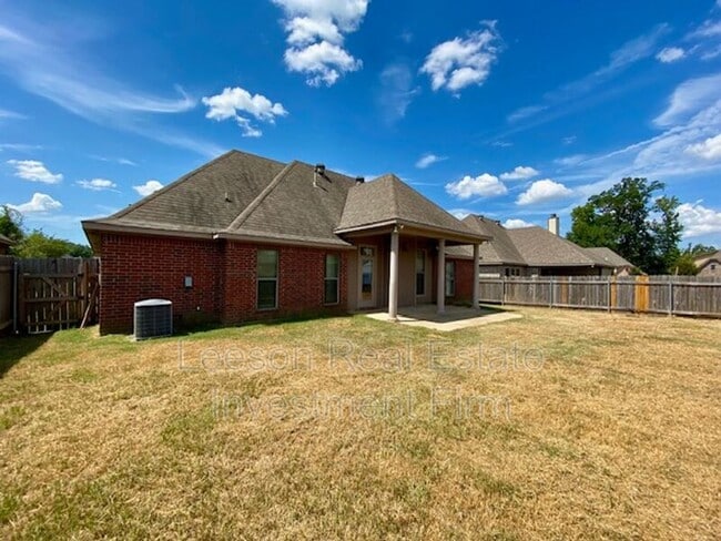 Building Photo - 703 Fox Den