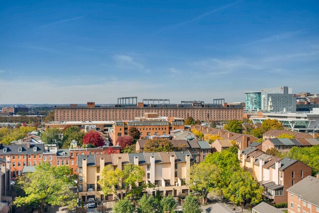 Building Photo - 10 E Lee St